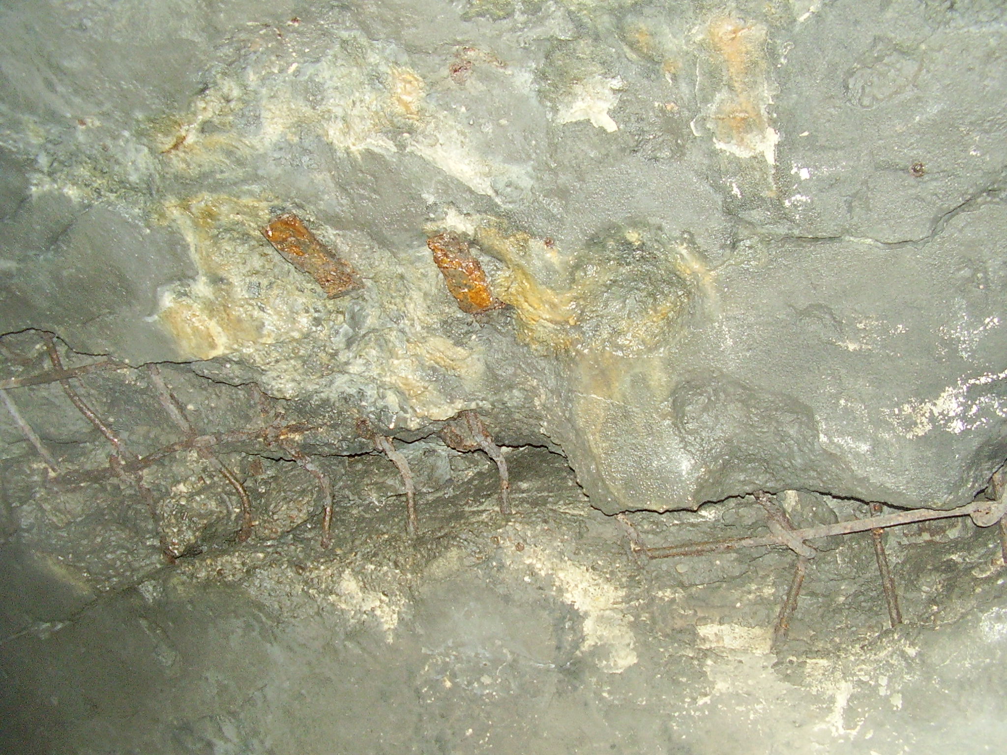 Szczeliny w stropie