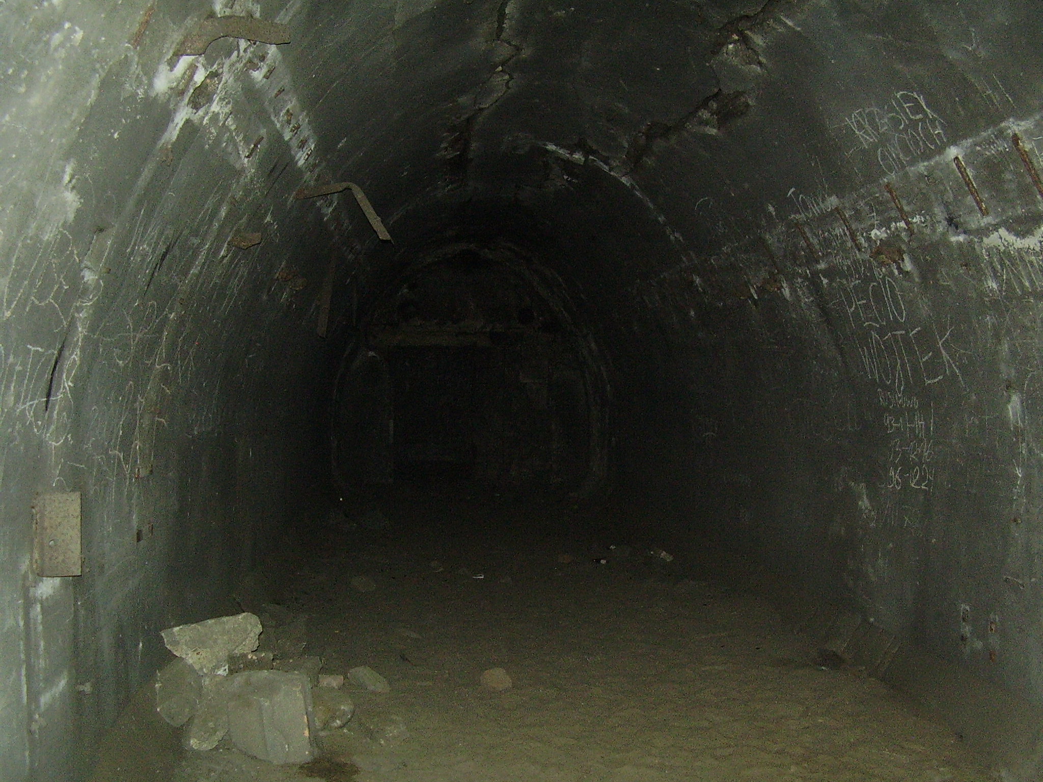 Tunel w prawo z izbami